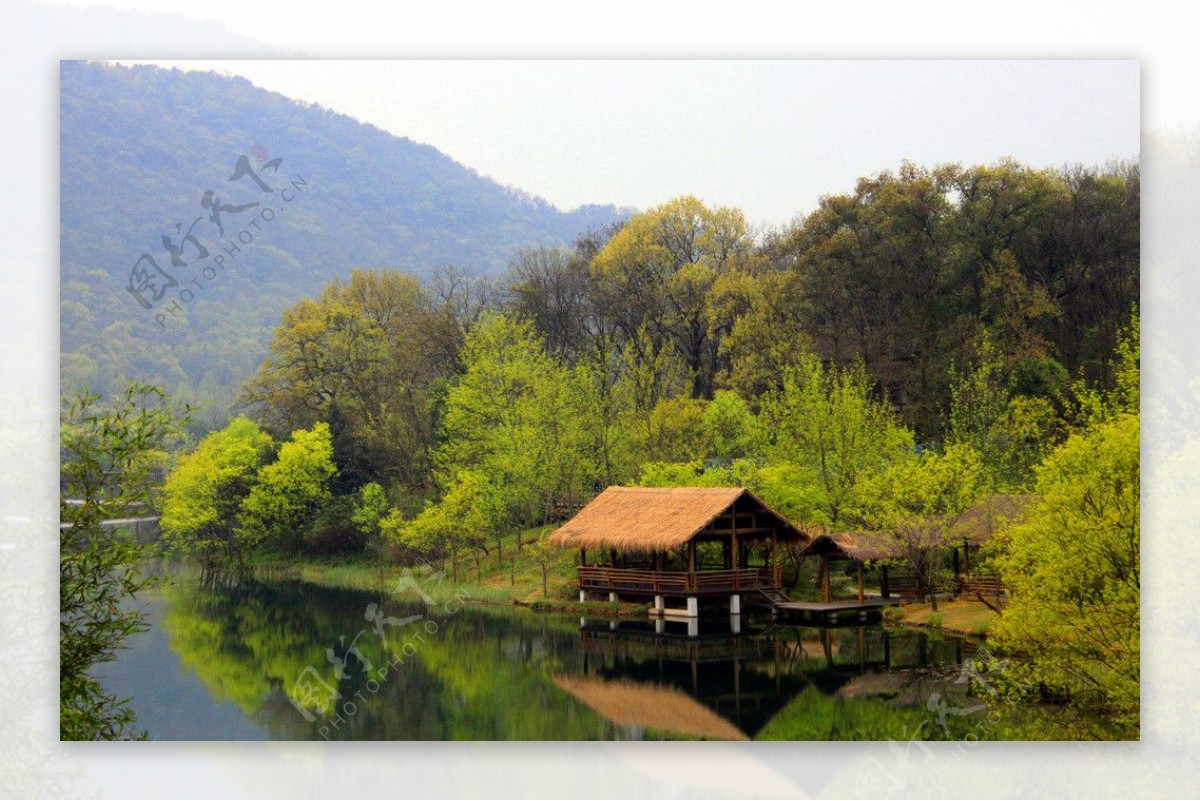 湖边小屋图片