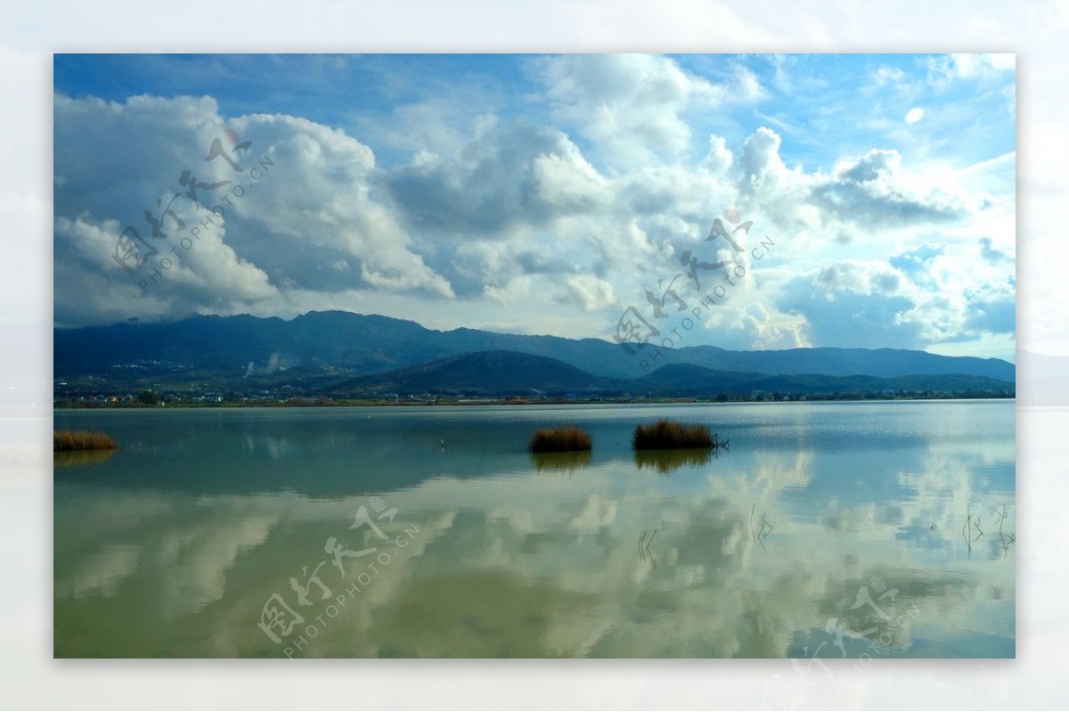 蓝天湖水图片
