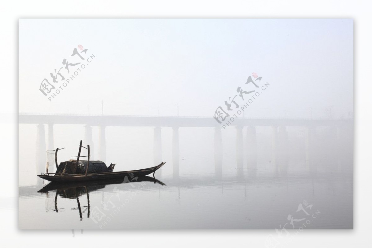 雾色渔舟图片