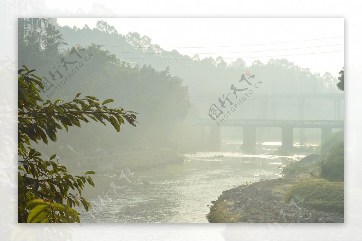 晨雾中的河流图片