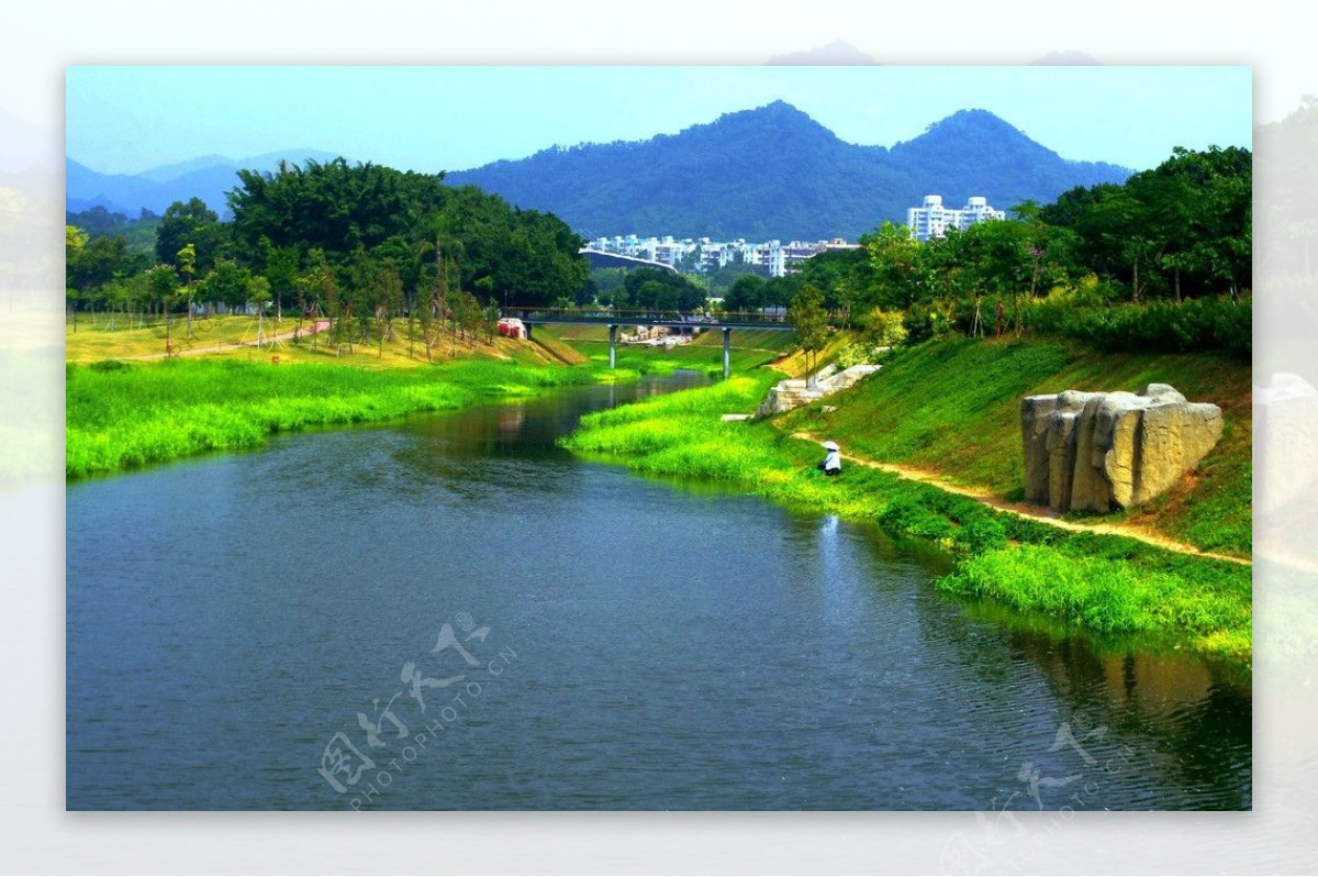城市山水绿色河渠彩色画卷图片