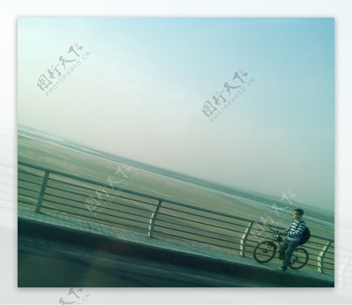 黄河滩骑行客图片