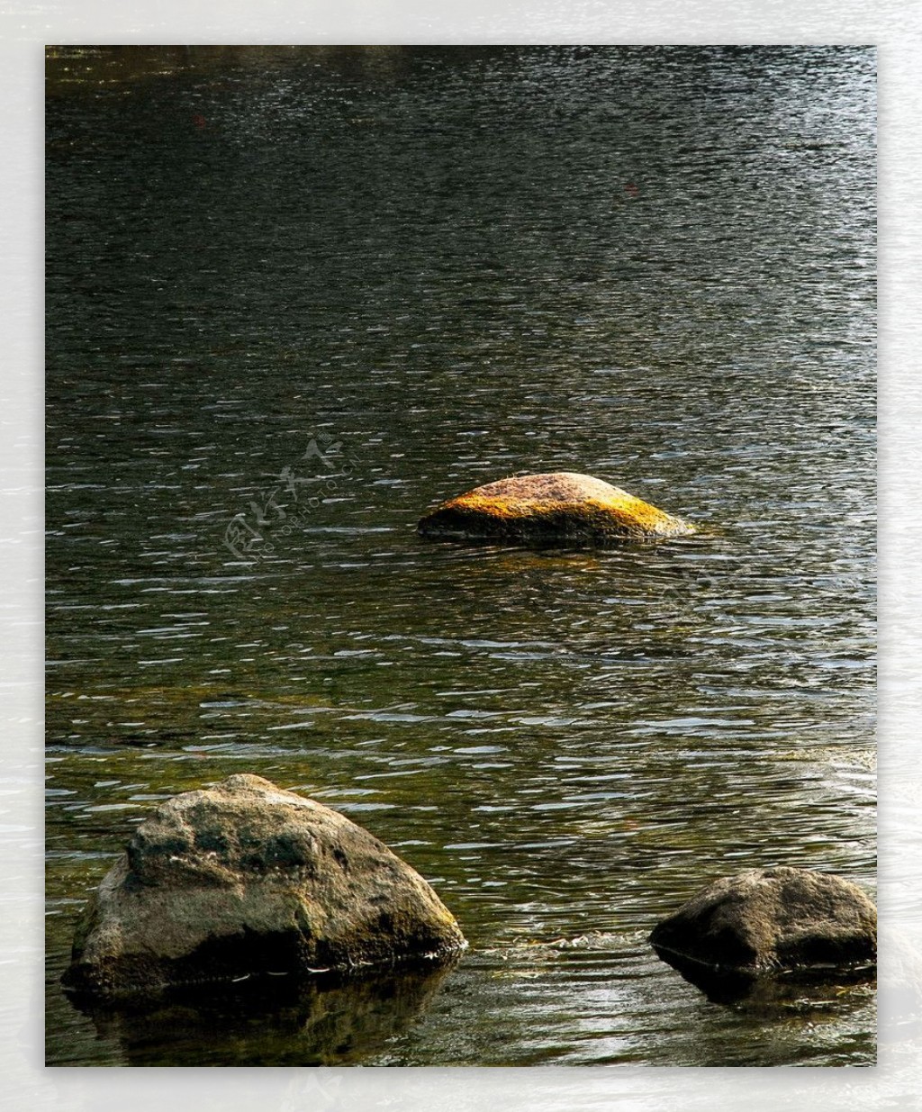 溪水中的彩石图片