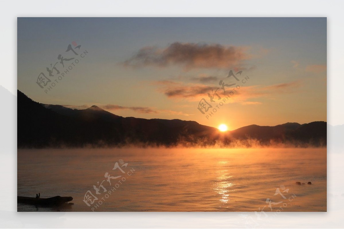 泸沽湖的早晨图片