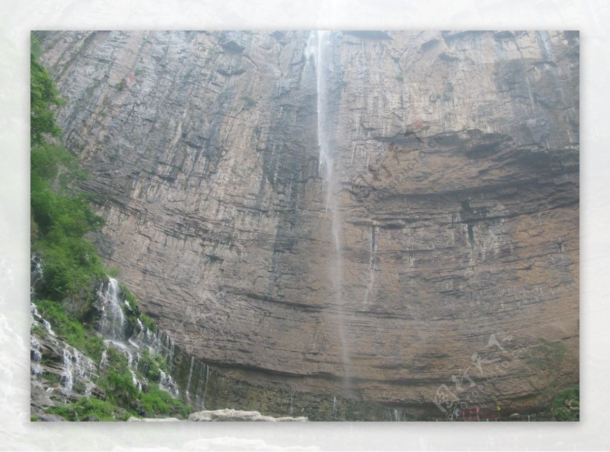 一线天瀑布风景图片