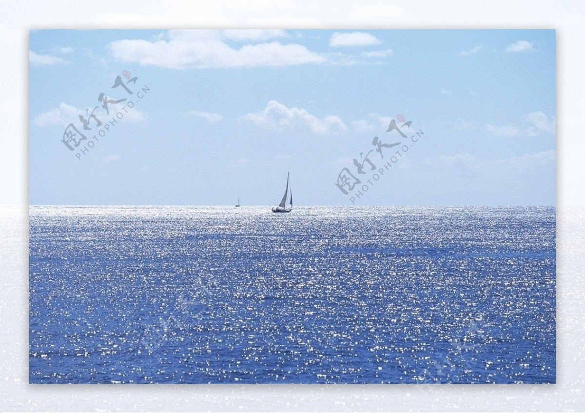 美丽水面风景帆船图片