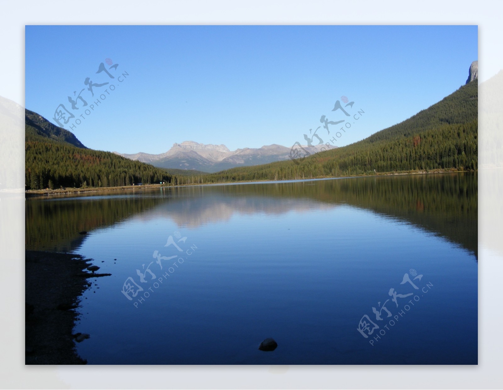 阿尔卑斯山湖泊图片