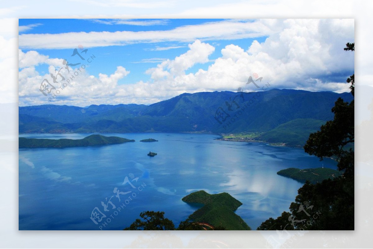 蓝天下的湖水图片