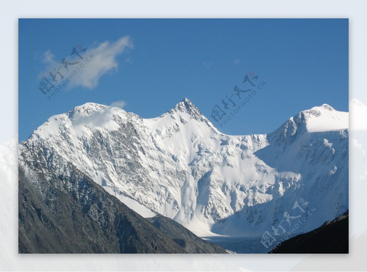 雪山远山蓝天图片