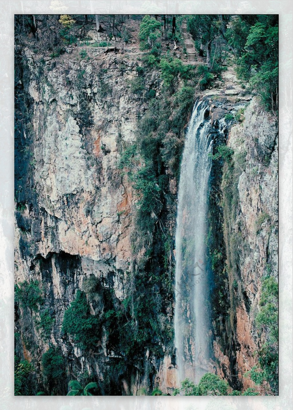 悬崖上的瀑布图片