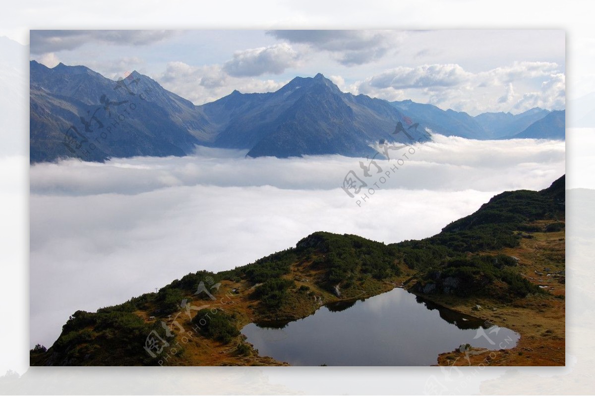 群山云海天空湖仙境对比图片