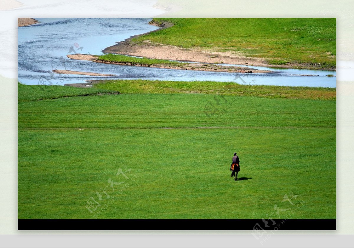 綠綠草原藍藍水流图片