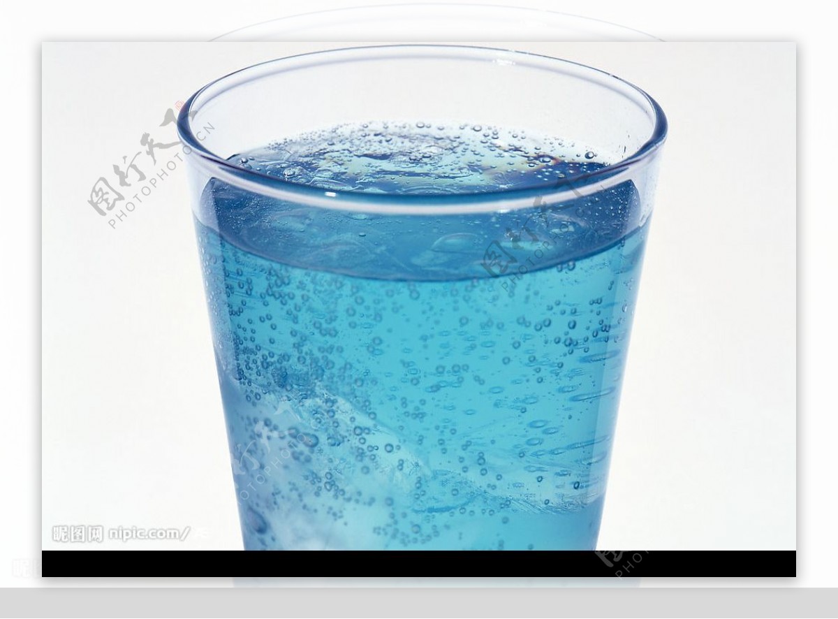 蓝色饮料玻璃飞溅 库存图片. 图片 包括有 打赌的人, 透明, 流体, 行动, 刷新, 茶点, 玻璃器皿 - 15074457