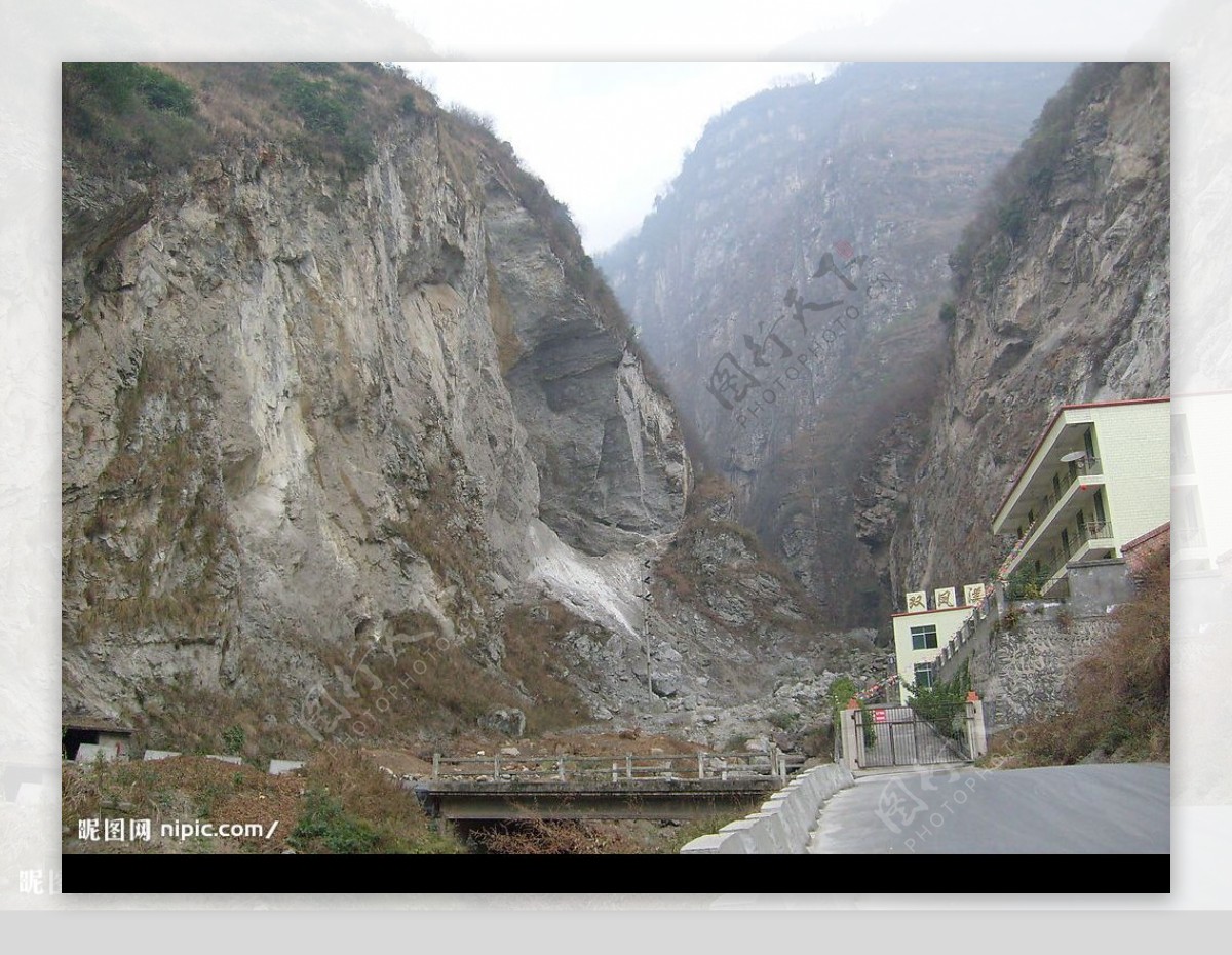 家乡高大的石头山图片