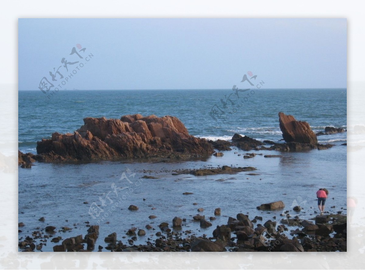 大海里的石头图片