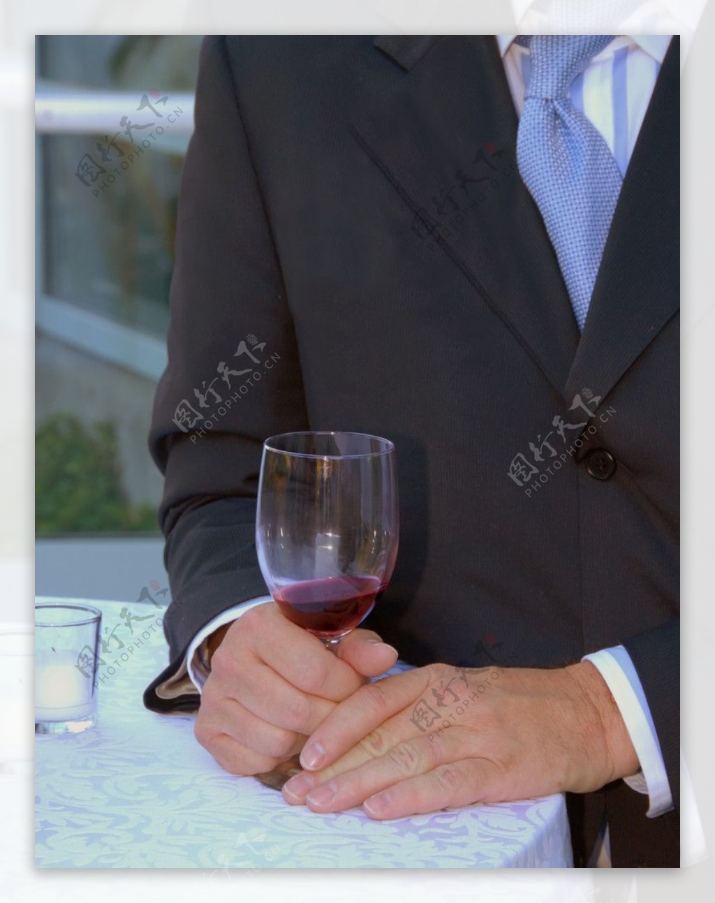 拿红酒的男人图片