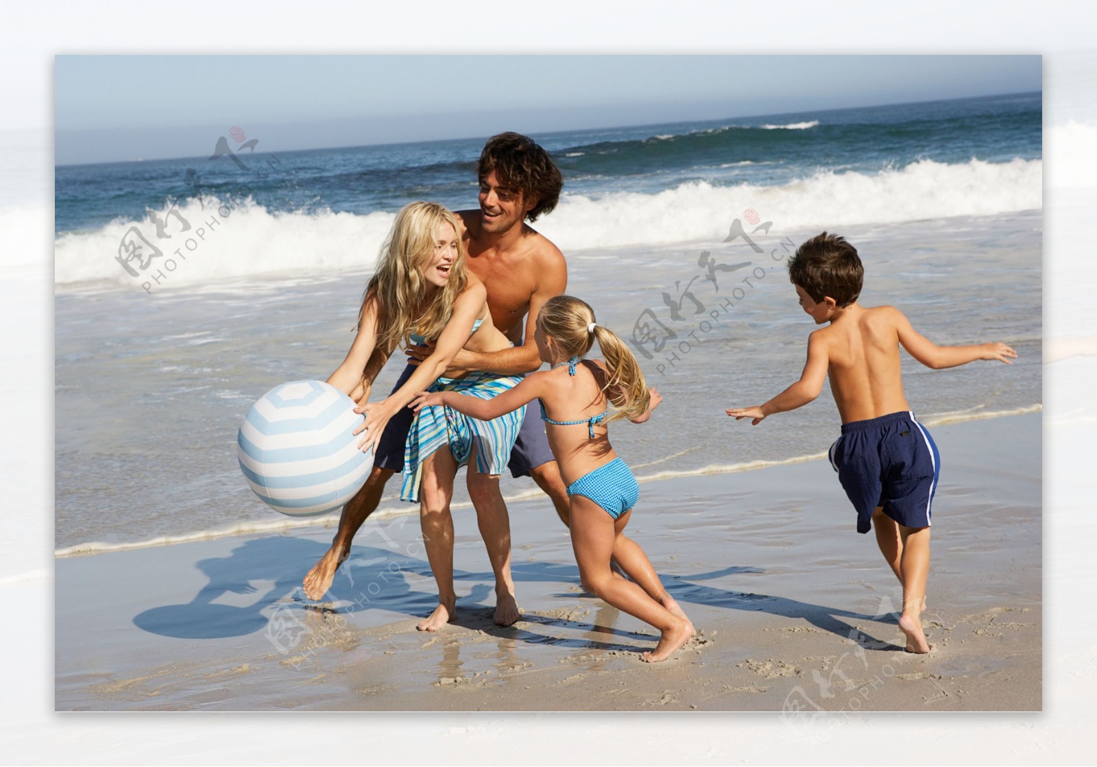 海边玩的一家人图片