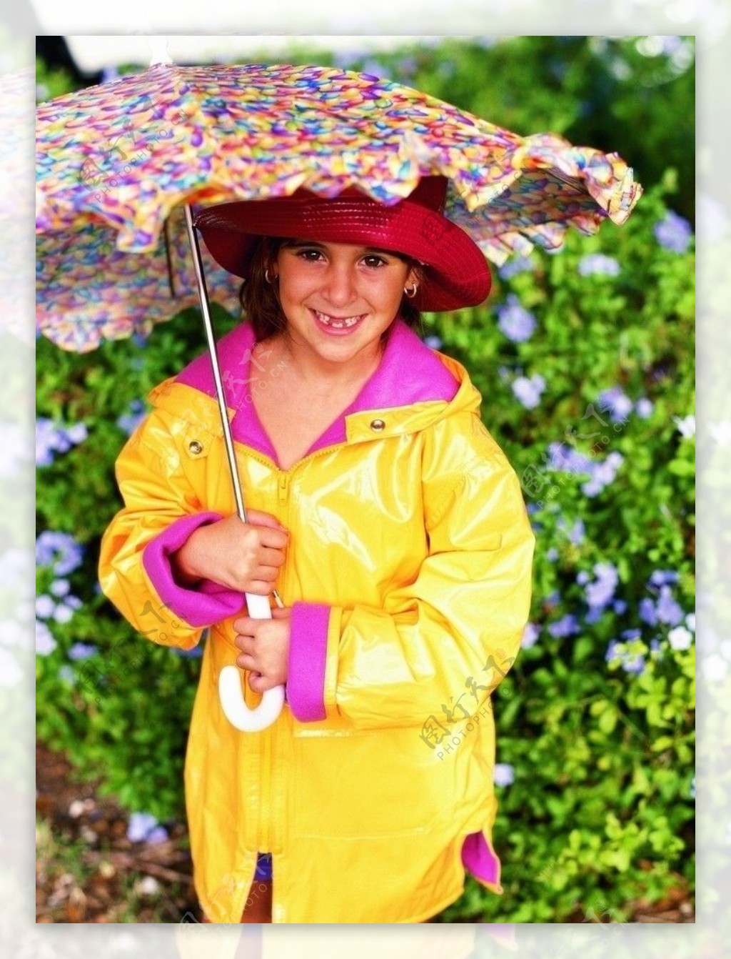 小女孩黄衣服举伞图片