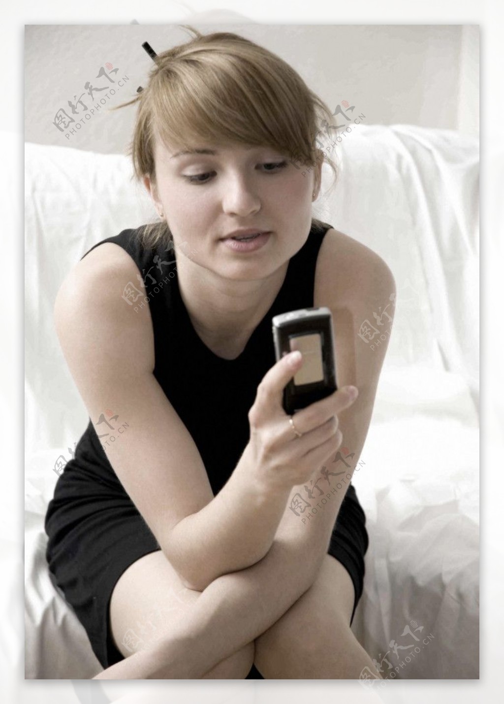 打手机的外国女孩使用移动电话的少女图片