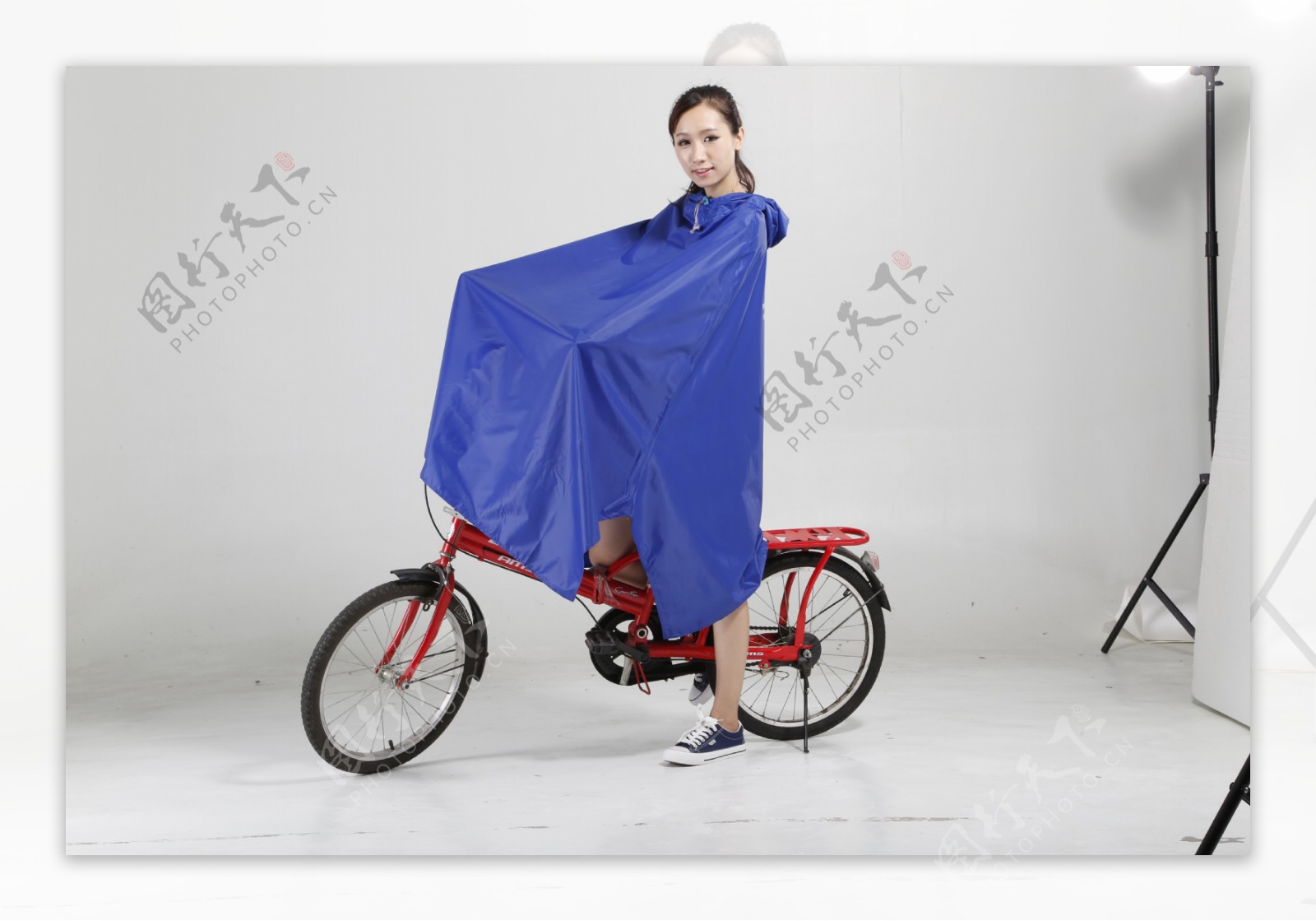 自行车上的女孩图片