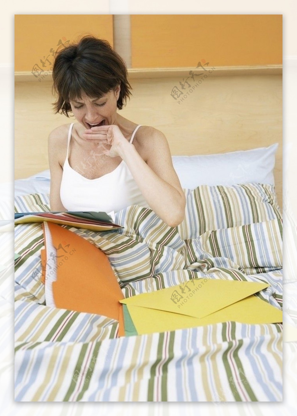 坐在床上看资料的女人图片