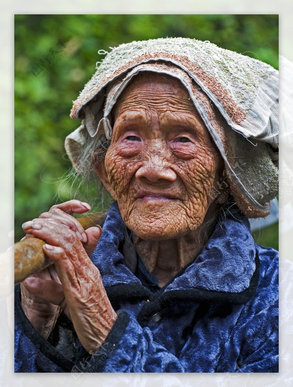 少数民族老妇人图片