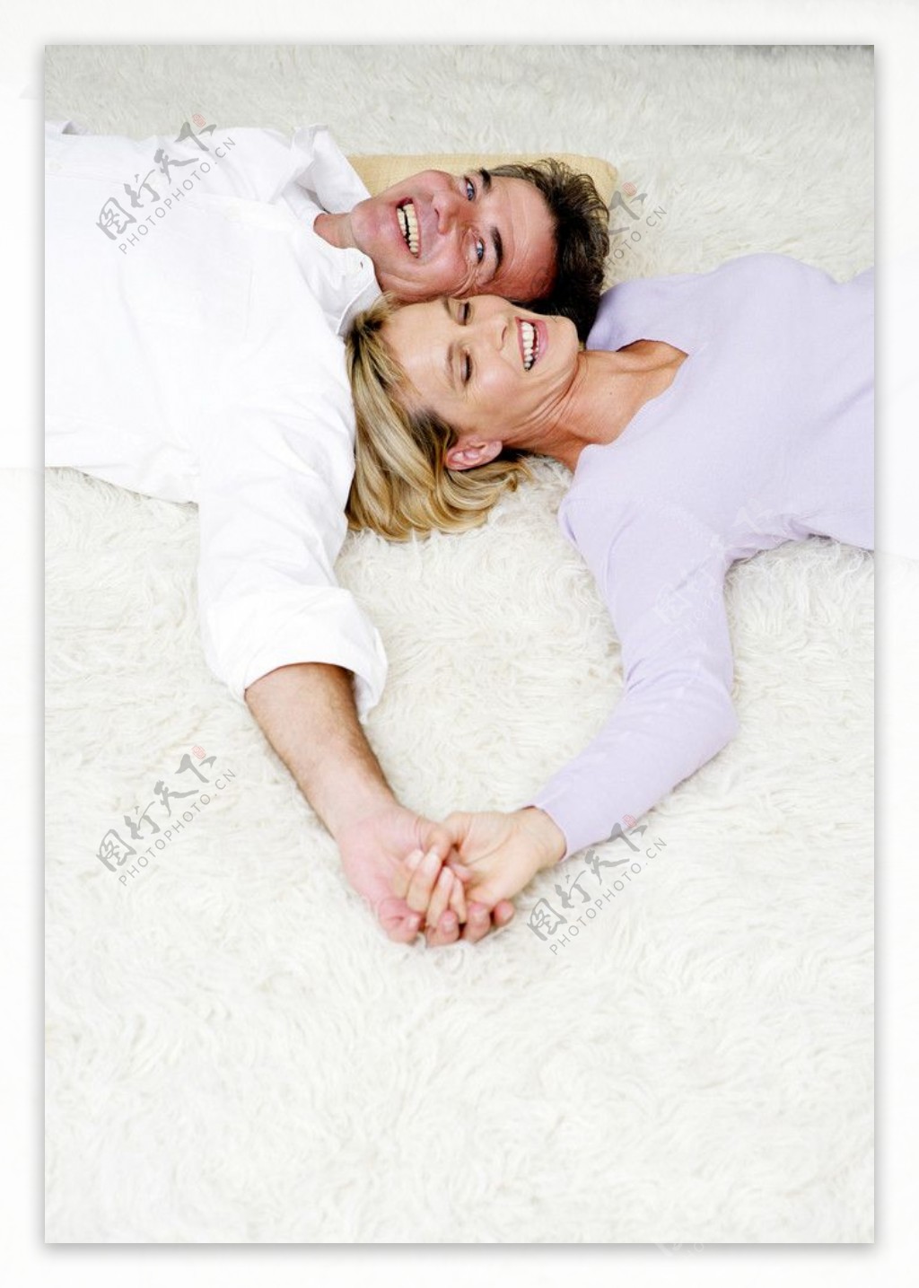 躺着手握手聊天的幸福夫妻图片
