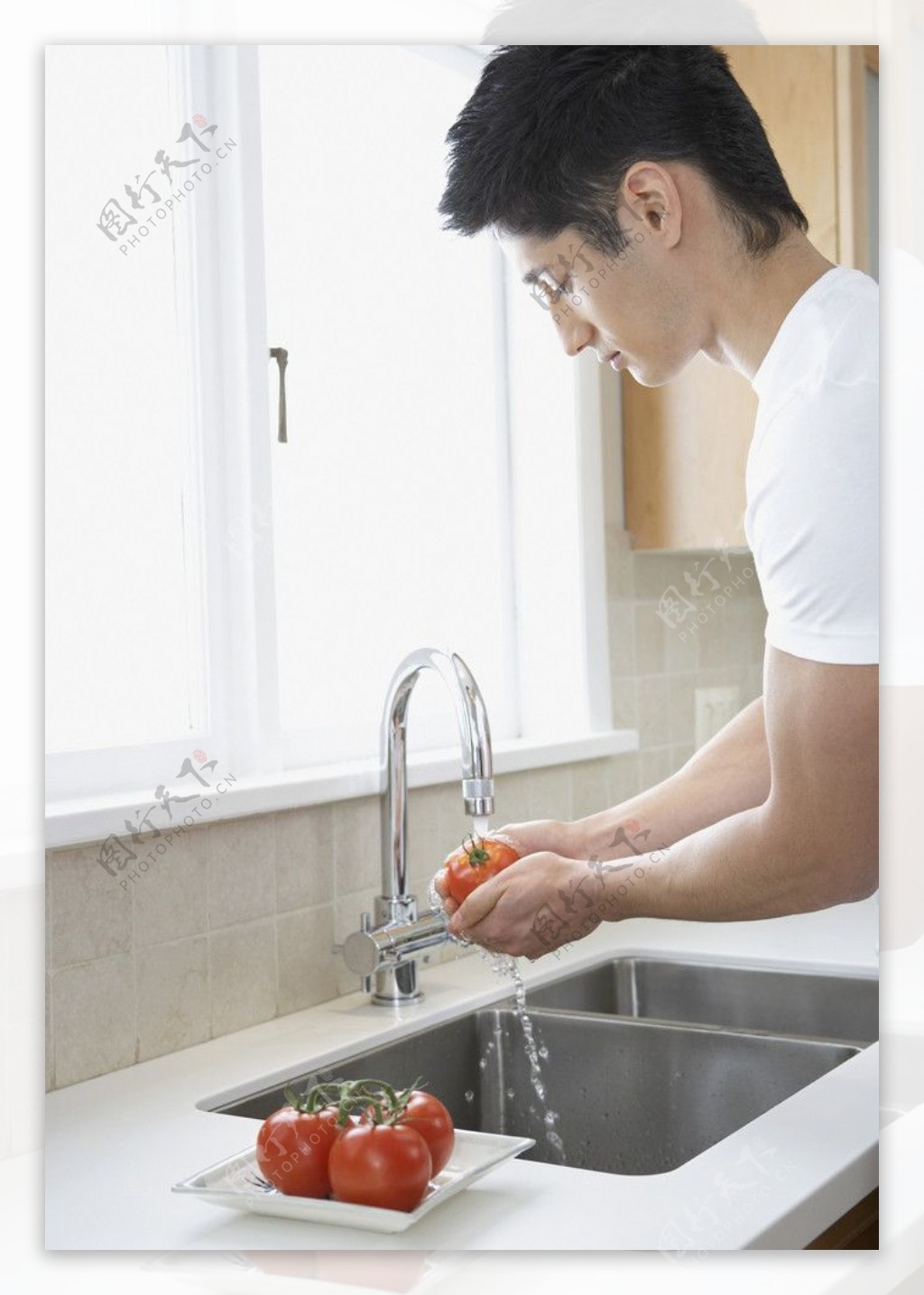 洗水果的男人图片