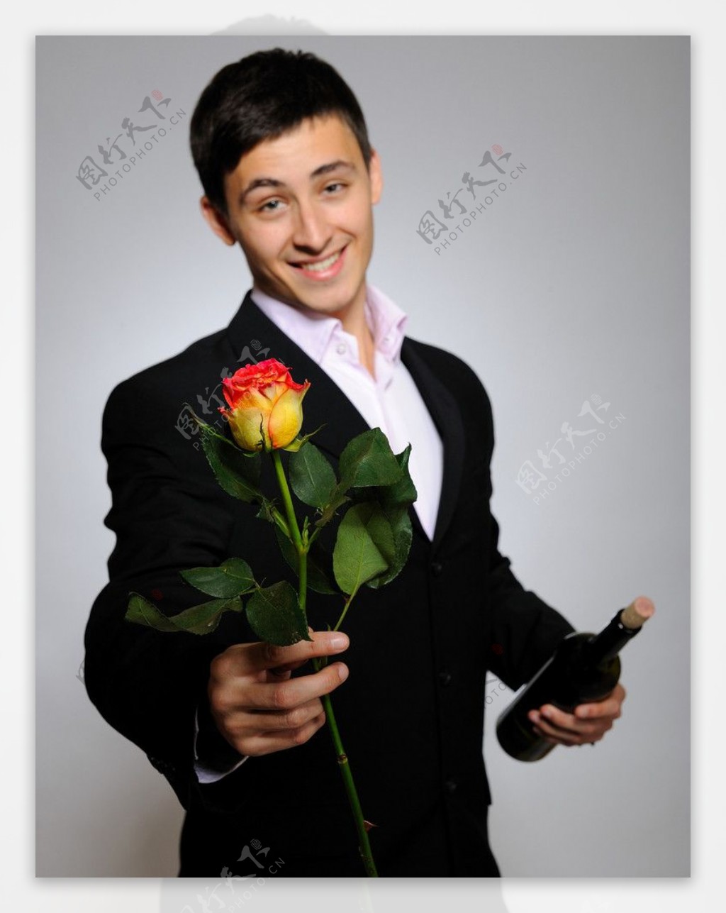 拿着一枝玫瑰和美酒的帅哥图片