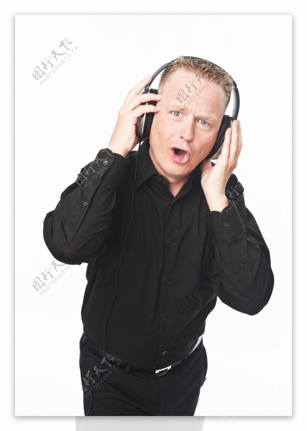 戴着耳机唱歌的男人图片
