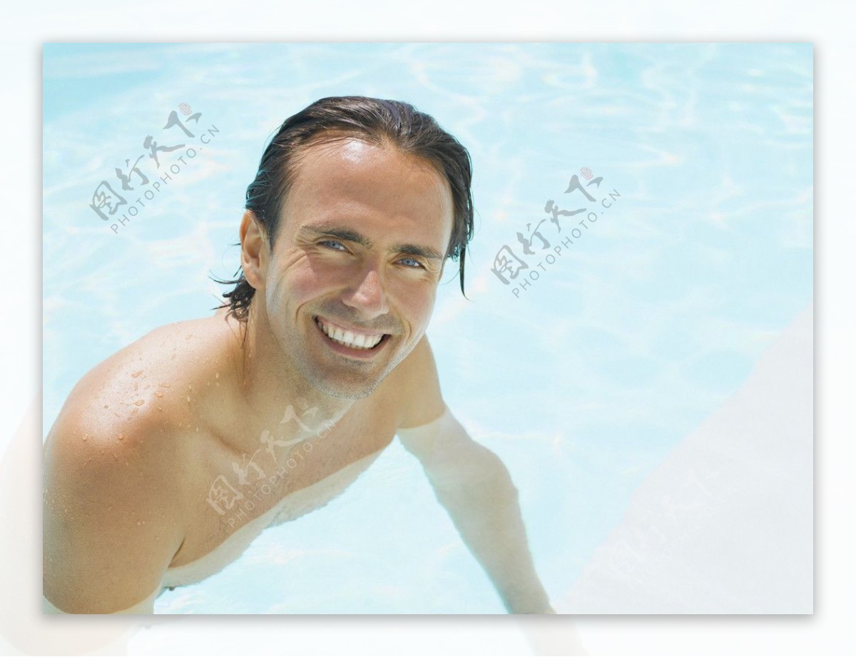 游泳池中的男人图片