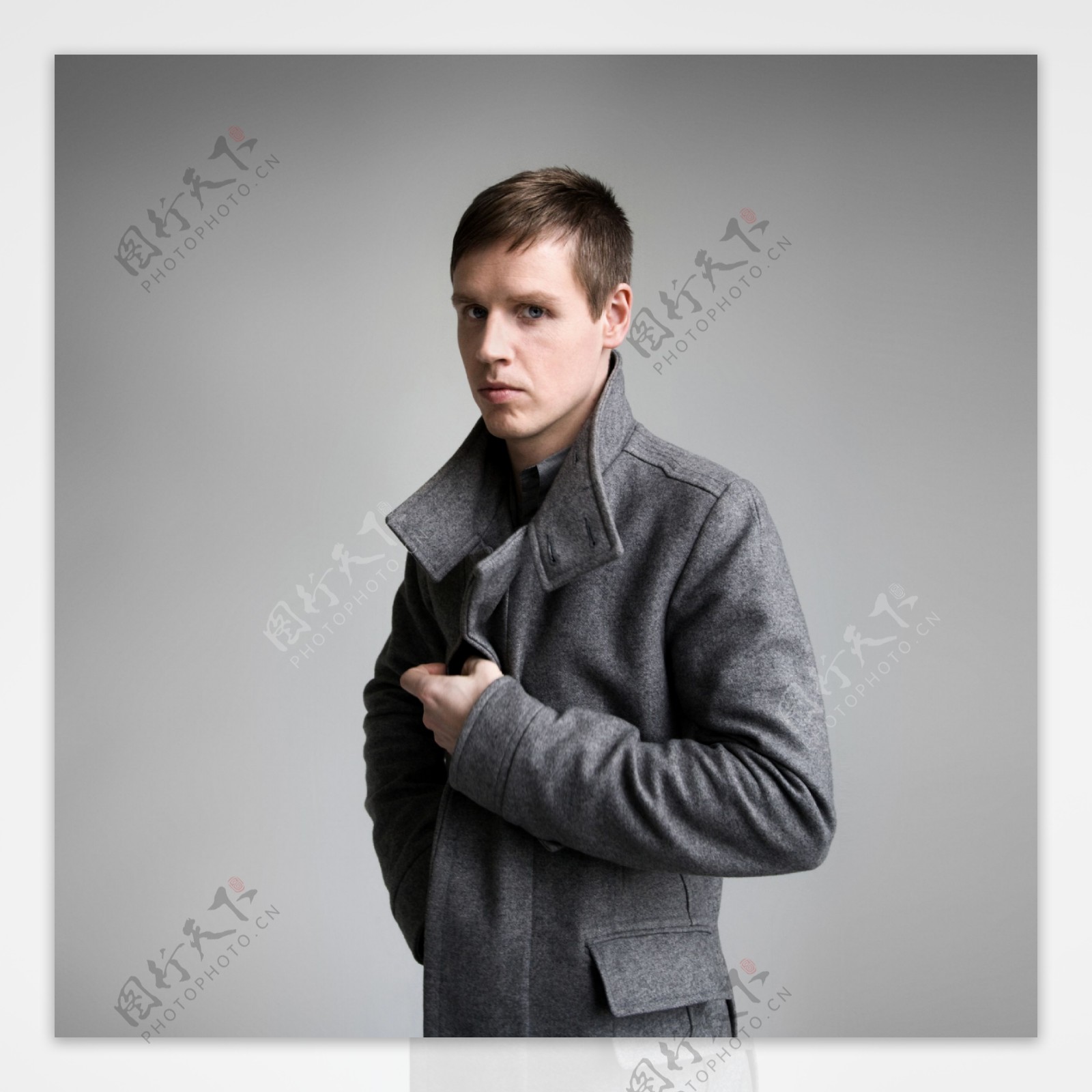 穿羊绒大衣的男模特图片