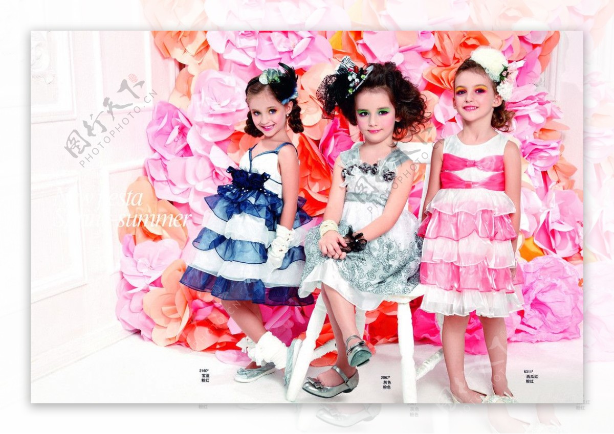 三个小女孩女朋友漂亮的时装肖像 库存图片. 图片 包括有 子项, 白种人, 腋窝, 人兽交, 童年, 自治权 - 167145259