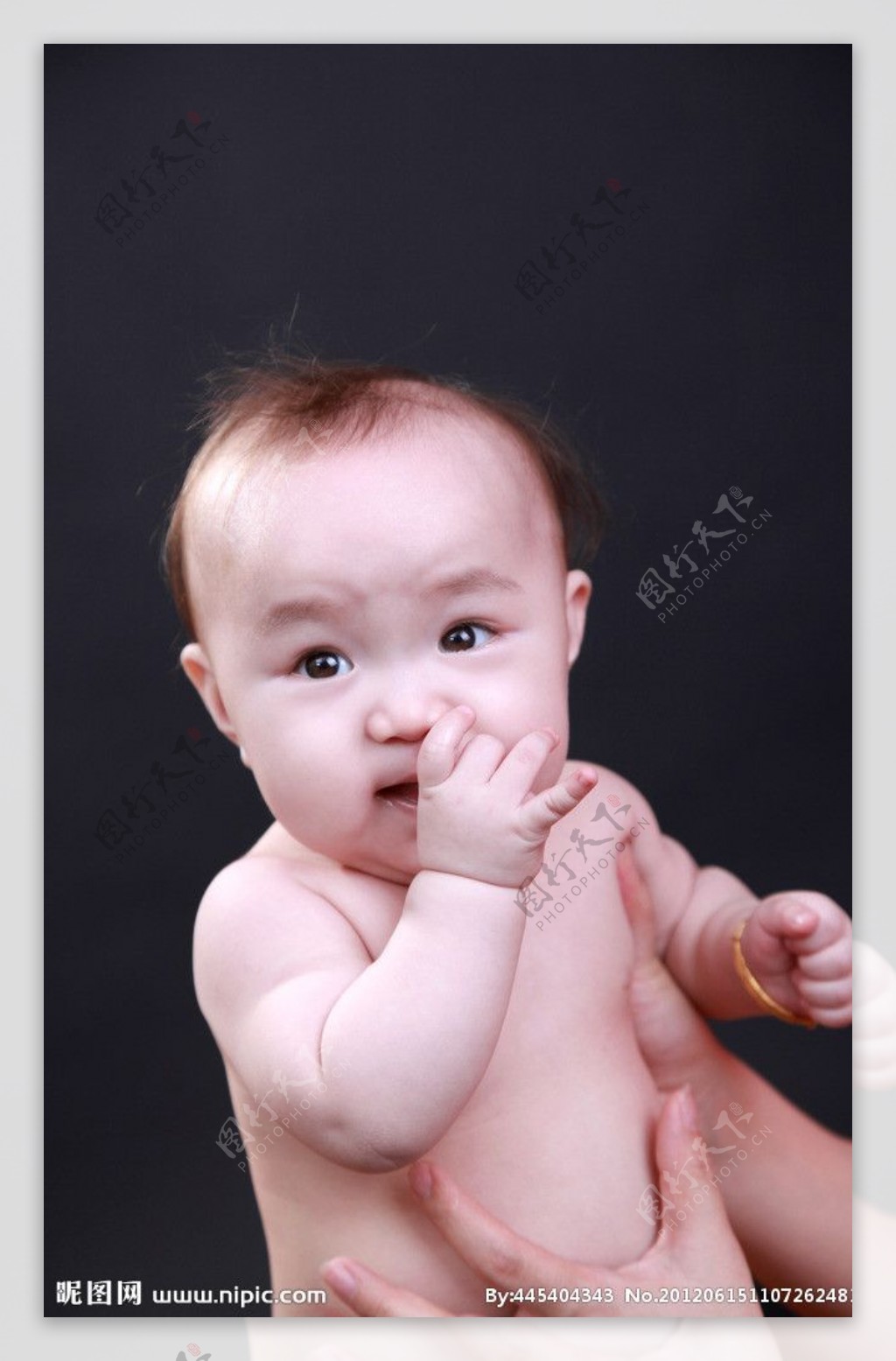 婴儿吸手指头的好处（宝宝吃手好处多）-幼儿百科-魔术铺