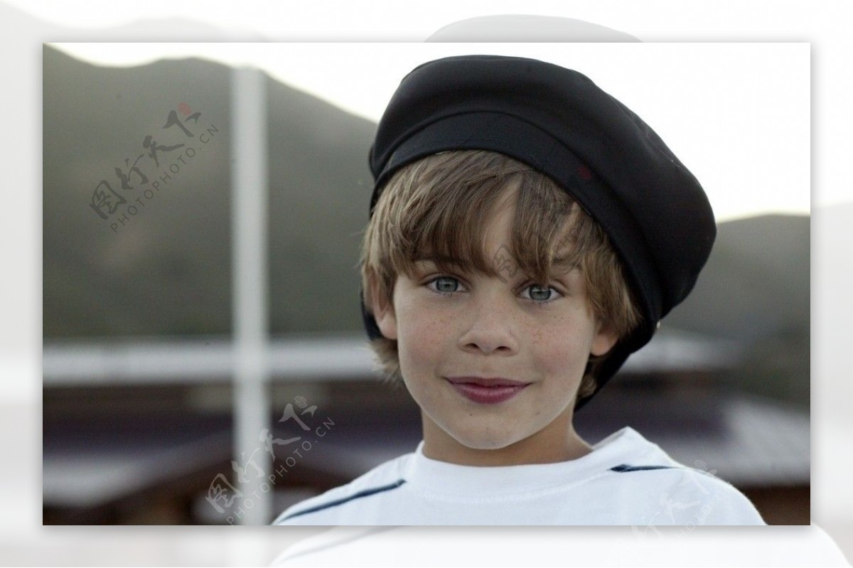 海滨戴帽子的可爱男孩图片