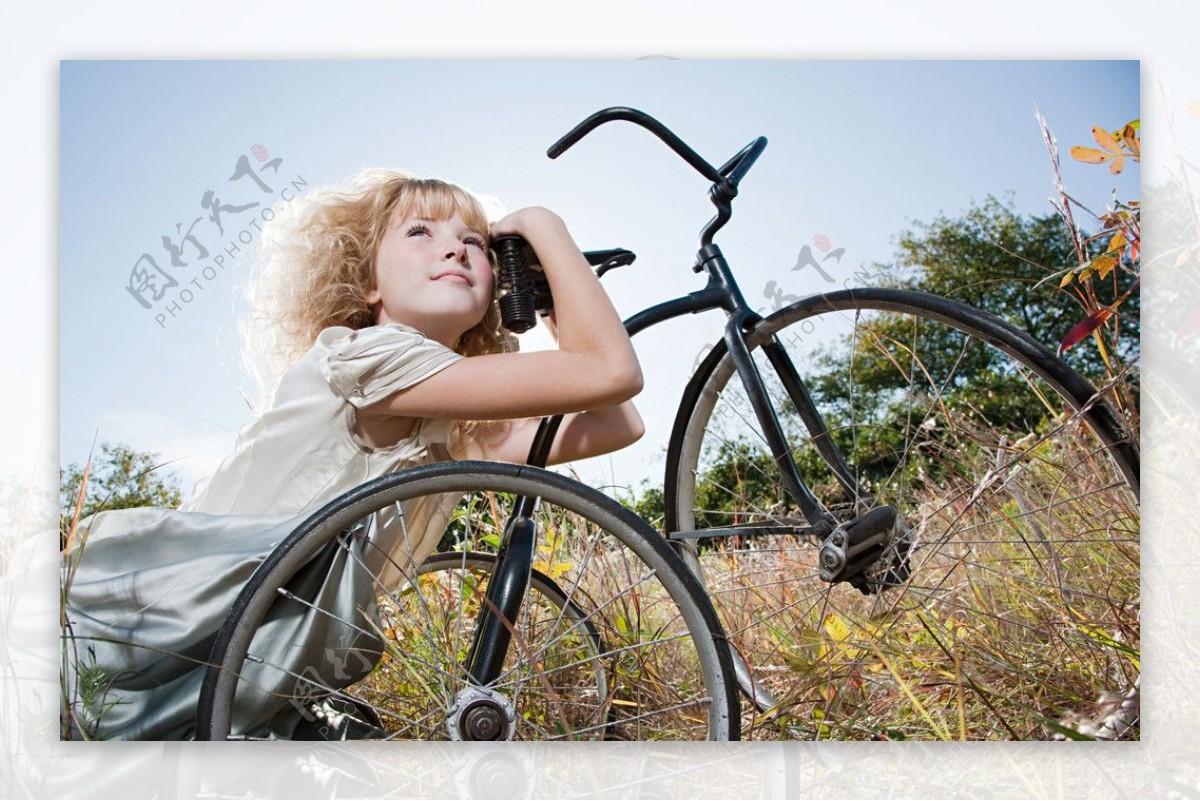 快乐骑单车女孩图片
