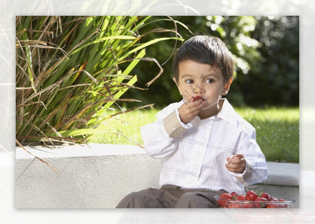 吃草莓的孩子宝宝图片