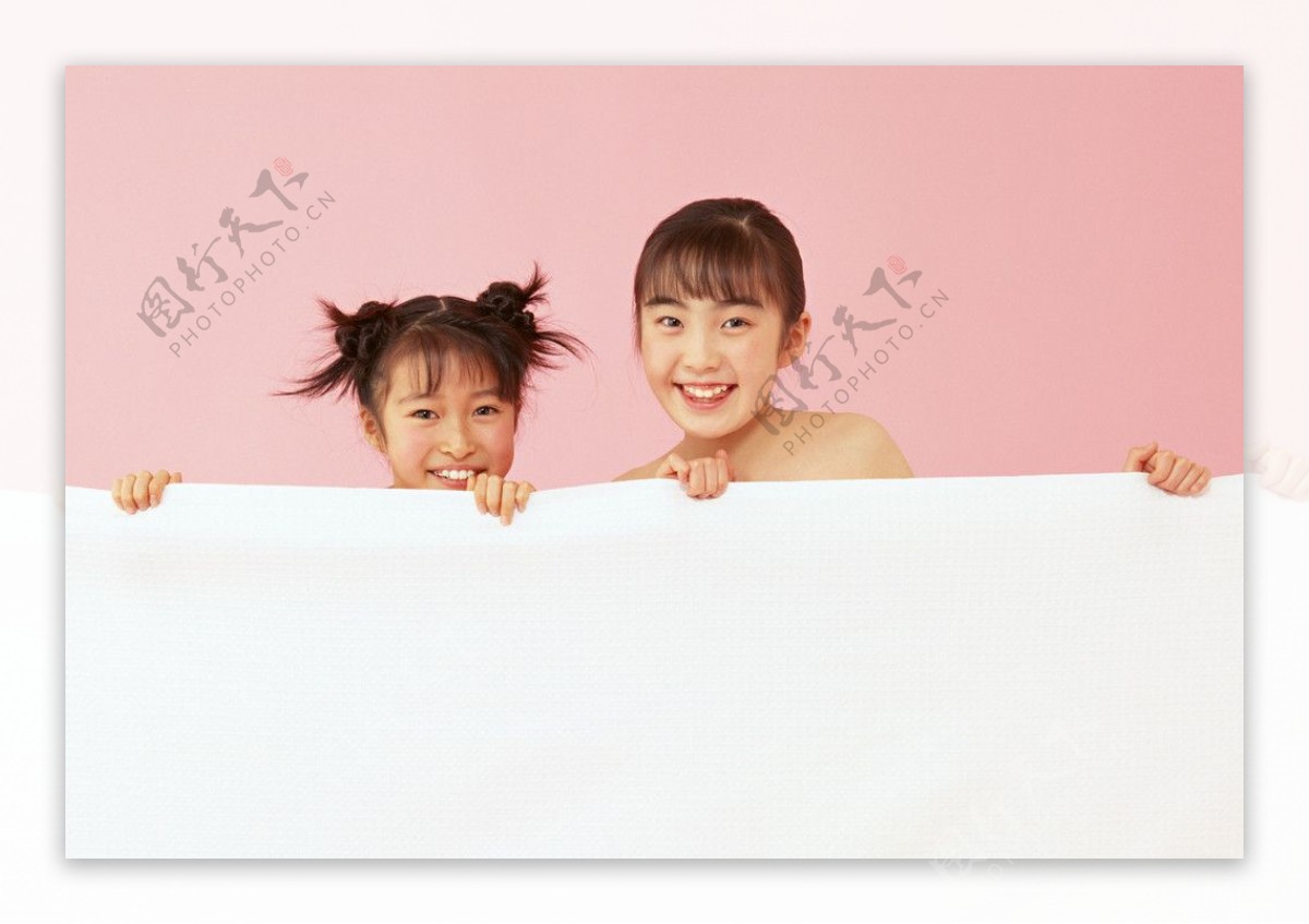 毛巾被后边的两个快乐小女孩图片