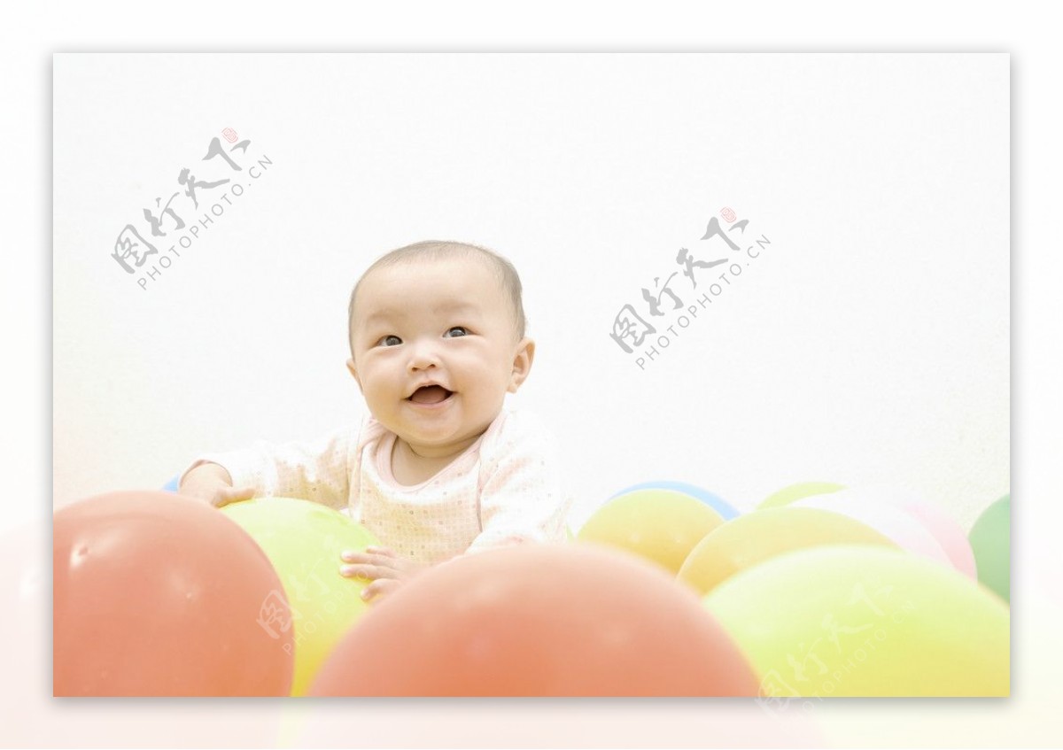 玩气球的宝宝婴儿图片