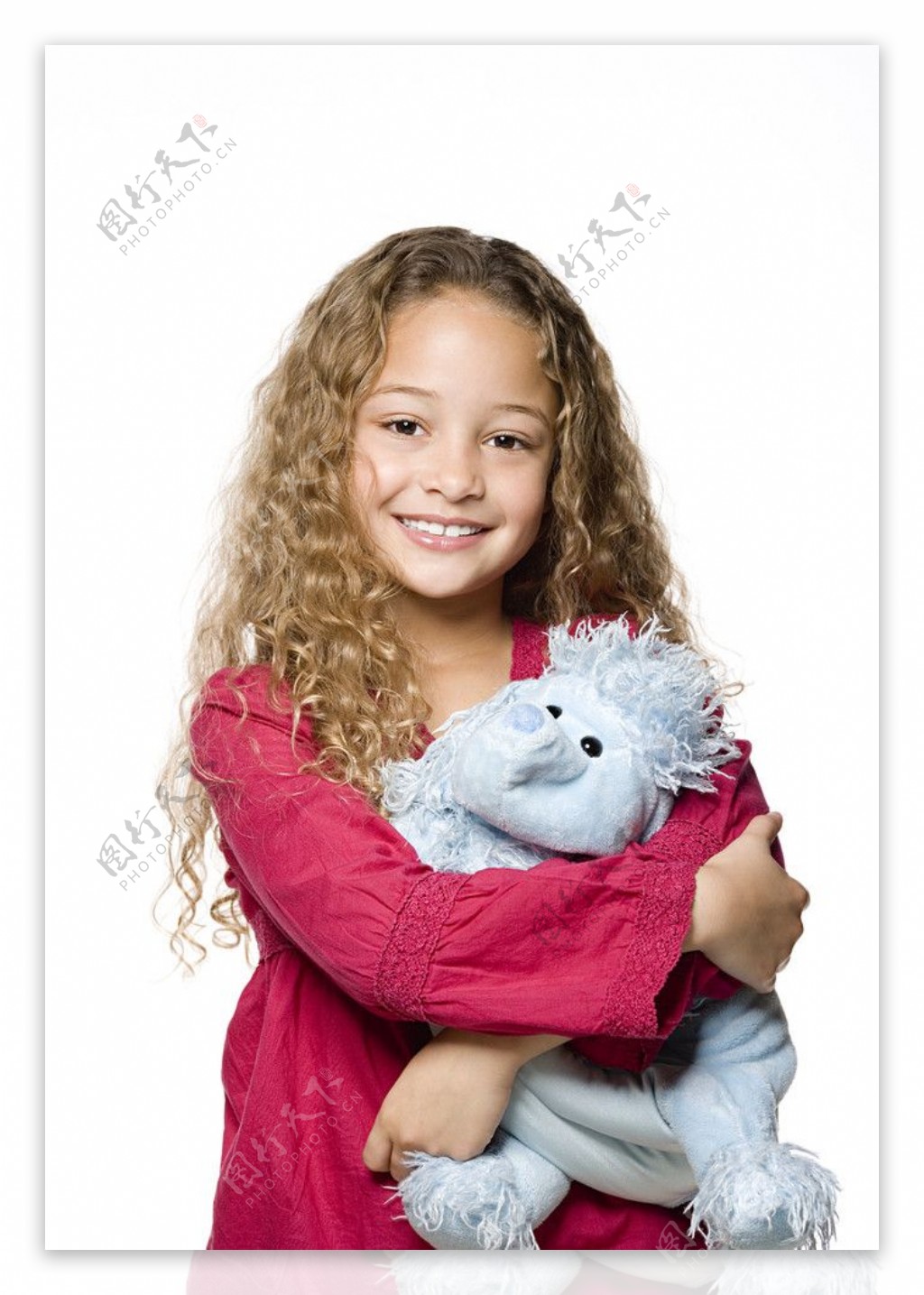 抱着布娃娃的漂亮小女孩图片