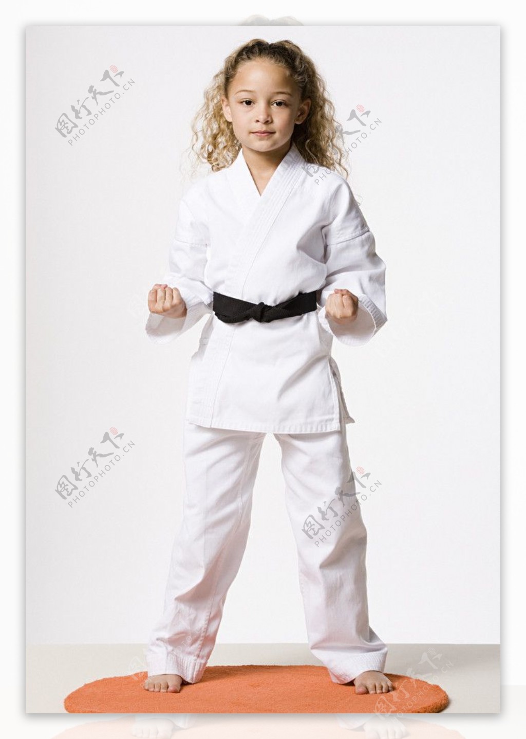 练武术的小女孩图片