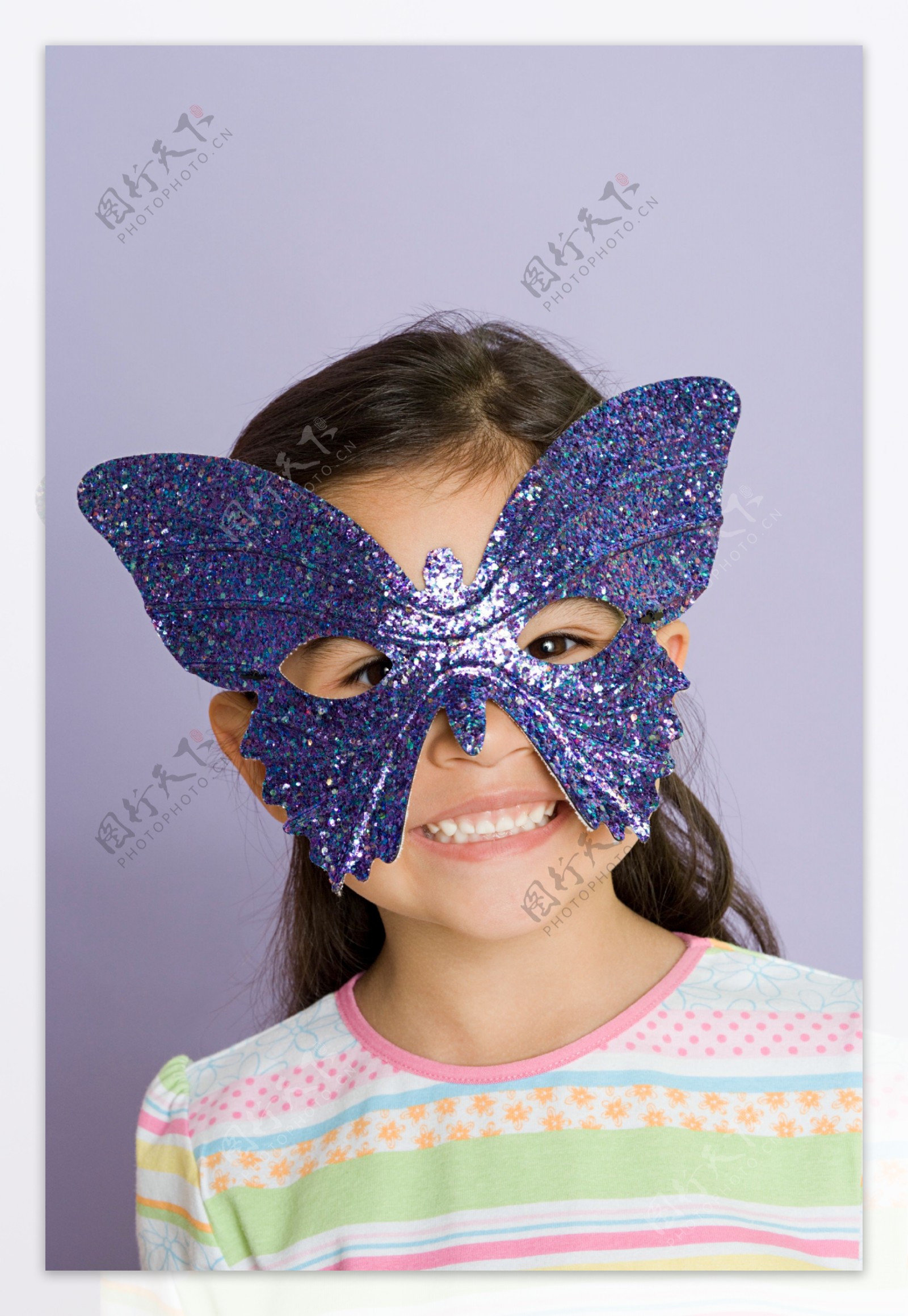带着蝴蝶面具的灿烂小女孩图片