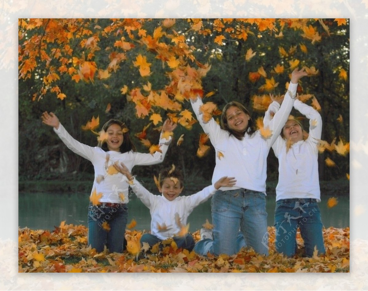 在落叶堆里玩耍的孩子图片