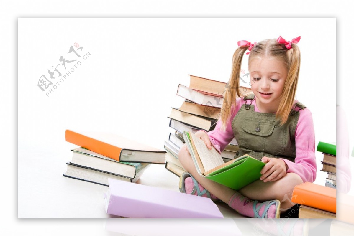 看书的小女孩一堆书图片