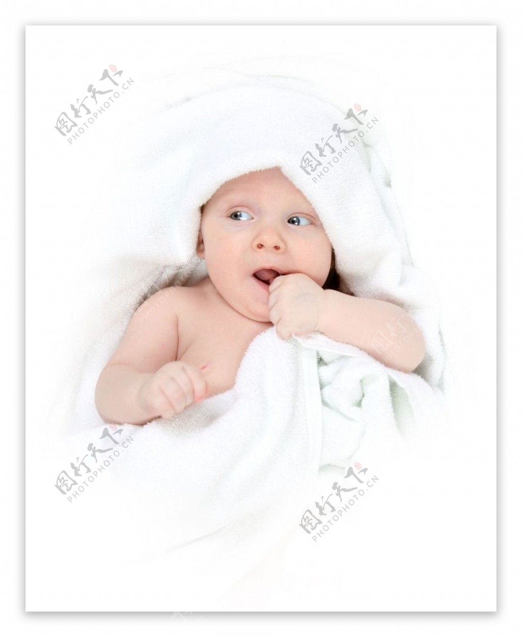 毛巾包着的婴儿图片
