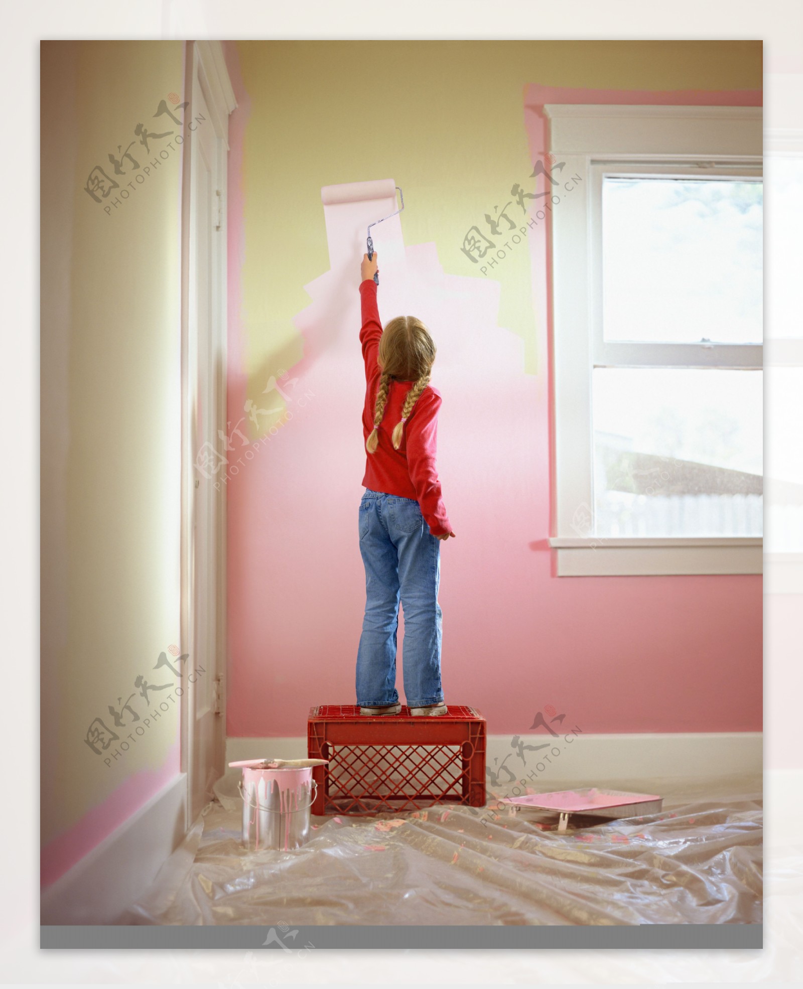 小女孩刷墙壁图片