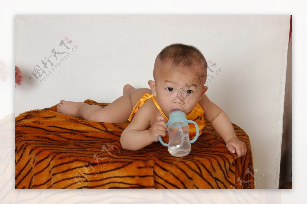 婴儿抱奶瓶素材-婴儿抱奶瓶图片-婴儿抱奶瓶素材图片下载-觅知网