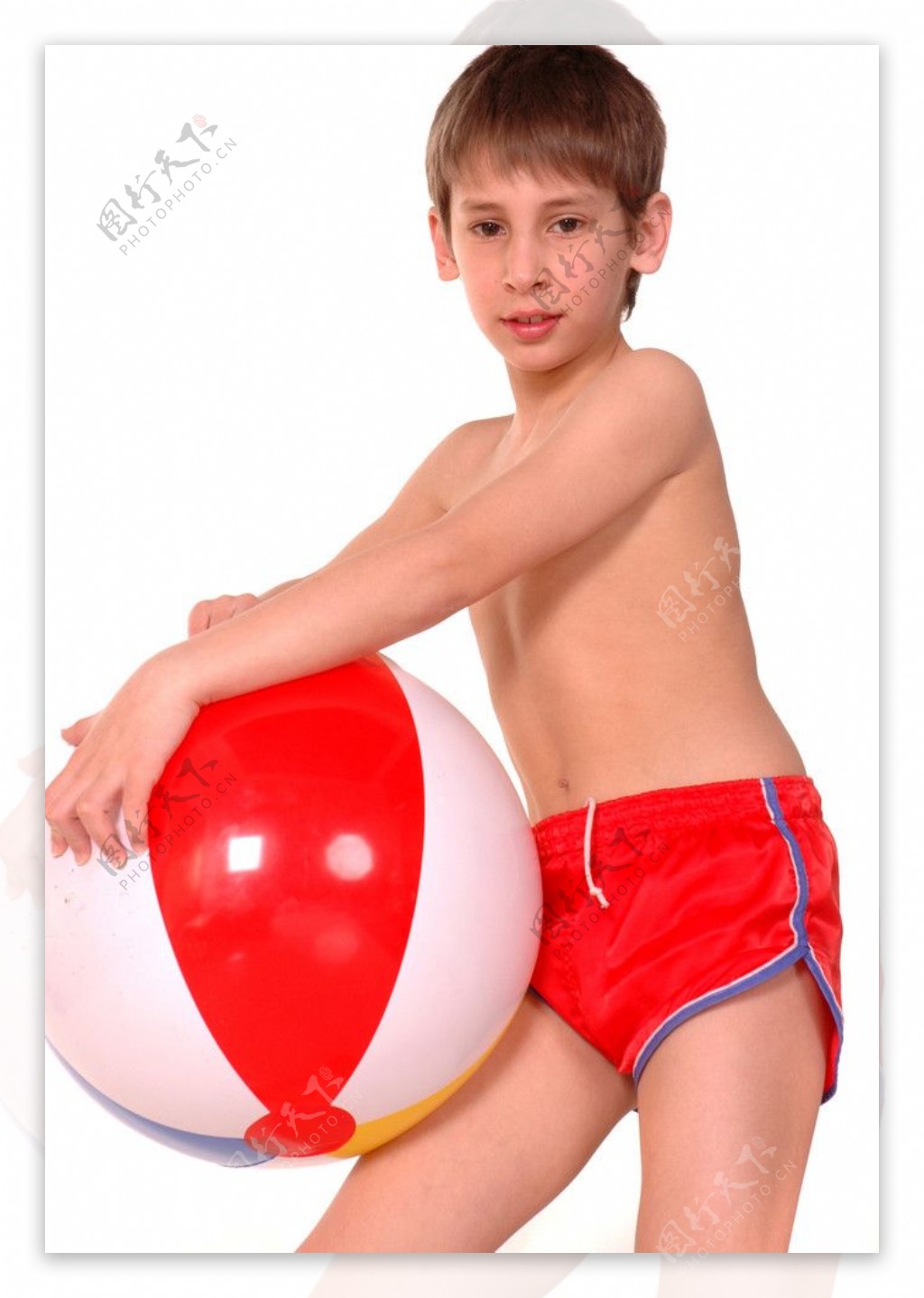 拿着充气球的男孩图片