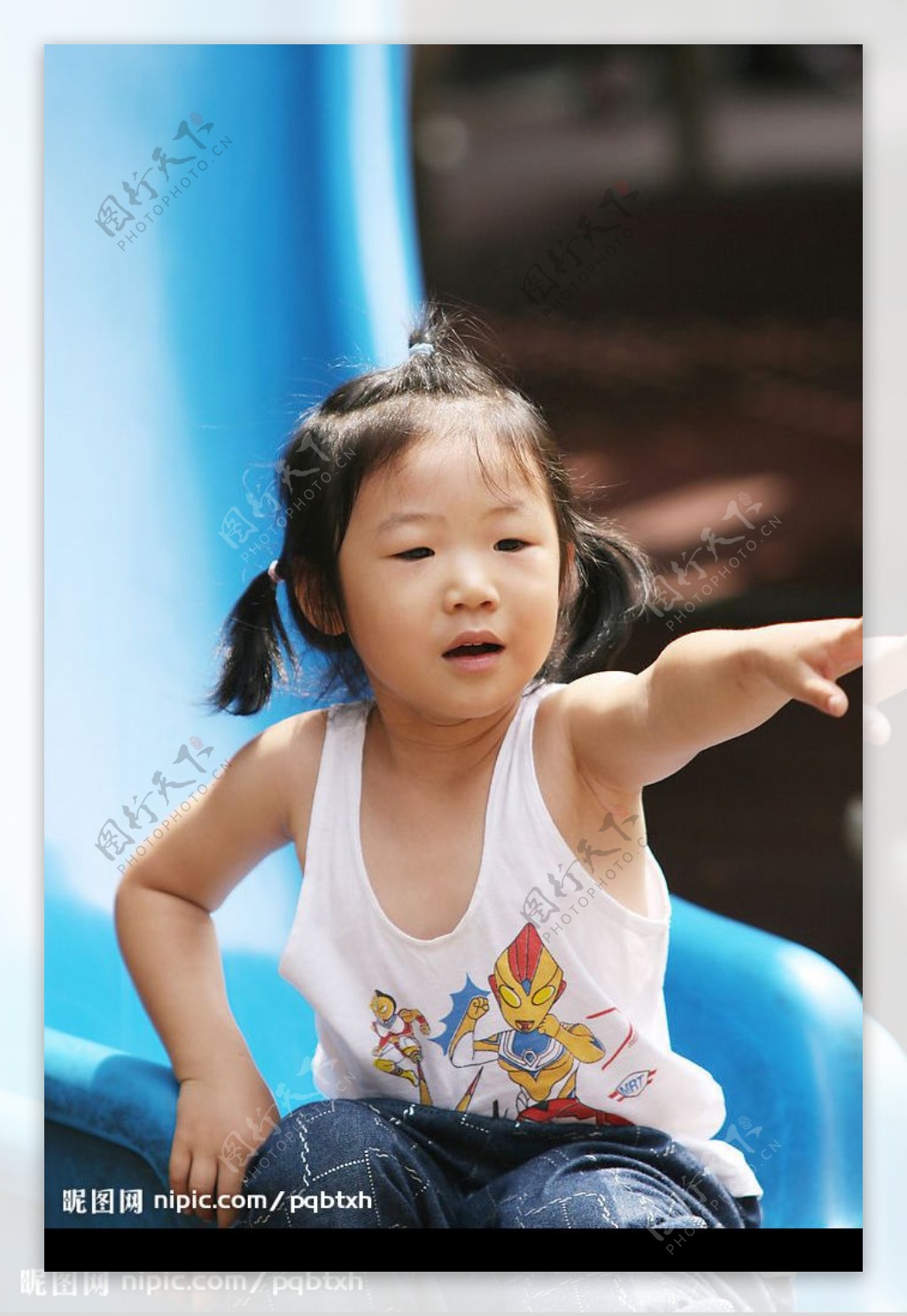 溜滑梯的小女孩图片