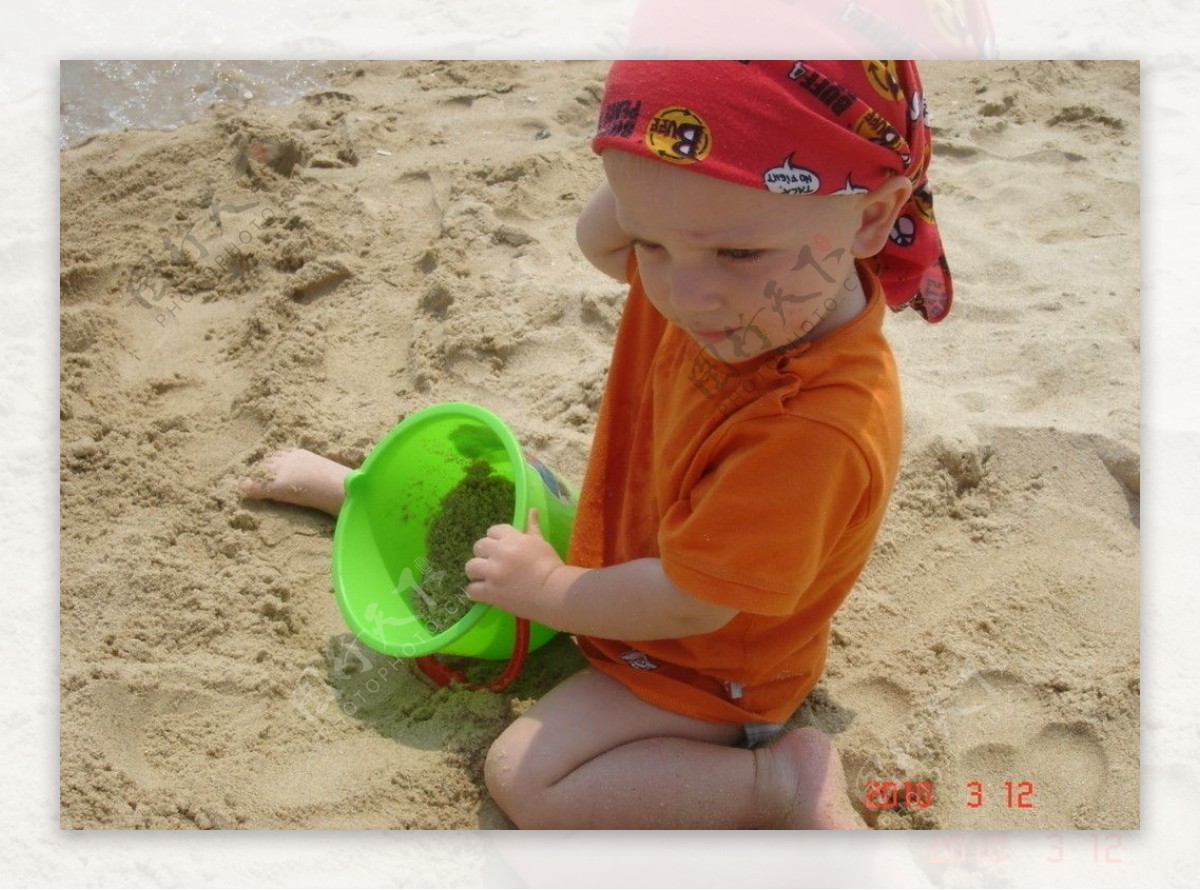 小可爱玩沙子图片